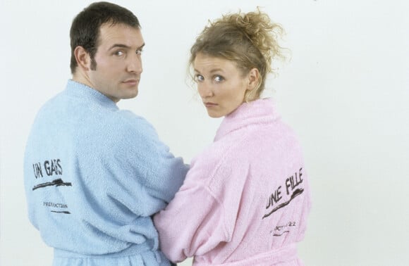 En France, à Paris, Jean Dujardin et Alexandra Lamy dans la série "Un gars, une fille" le 31 janvier 2002.