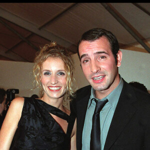 Alexandra Lamy et Jean Dujardin lors de la 15e cérémonie des 7 d'or à Paris en 2001