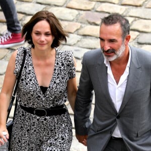 Jean Dujardin et sa femme Nathalie Péchalat lors de la cérémonie d’hommage national à Jean-Paul Belmondo à l’Hôtel des Invalides à Paris, France, le 9 septembre 2021. © Dominique Jacovides/Bestimage