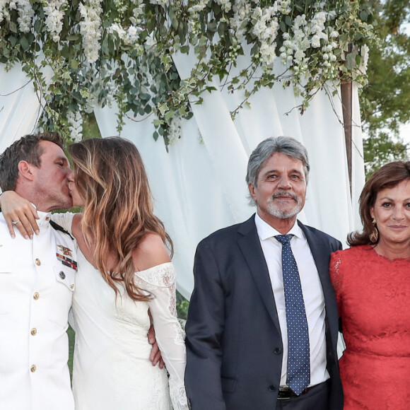 Catherine Allégret et son mari Maurice Vaudaux, Benjamin Castaldi et sa femme Aurore Aleman, Thomas et Bonnie (parents d'Aurore), Jean-Pierre Castaldi et sa femme Corinne Champeval - Cérémonie religieuse - Mariage de Benjamin Castaldi et Aurore Aleman au Mas de La Rose à Eygalières, le 27 août 2016. © Jacovides-Moreau/Bestimage.