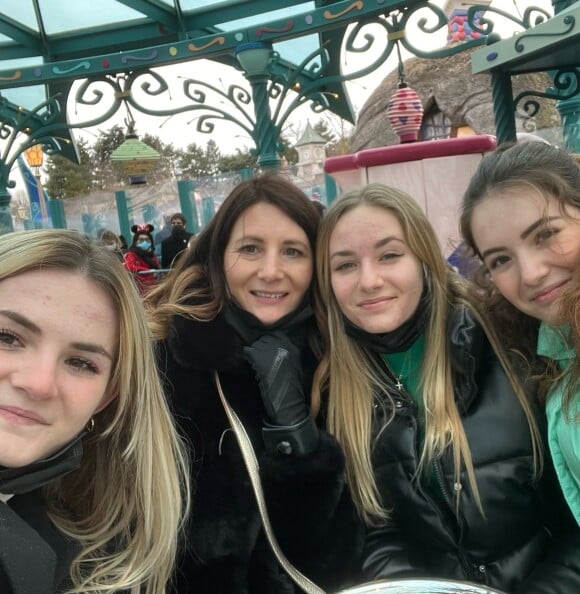 Lilou Bois, la soeur d'Alizée et Elsa Bois, en famille à Disney