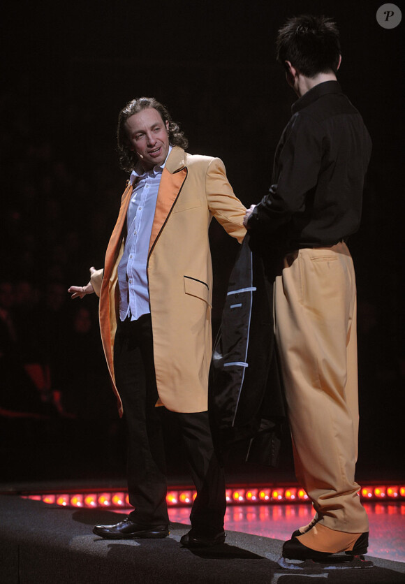 Philippe Candeloro quitte sa jupe pour le manteau de mâle !(11 février 2010)