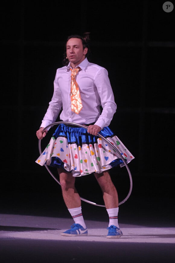 Philippe Candeloro en style écolière : cette jupe n'est pas trop son style (11 février 2010)