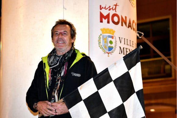 Jean Luc Reichmann, le parrain de la 14ème édition de l'Africa Eco Race, donne le départ du Rallye le 15 octobre 2022, sur le Quai Antoine 1er face au Star's N Bar à Monaco. © Bruno Bebert/Bestimage