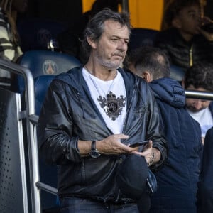 Jean-Luc Reichmann dans les tribunes lors du match de Ligue 1 "PSG - OM (2-1)" au Parc des Princes. © Agence/Bestimage