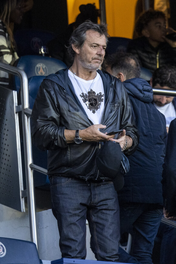 Jean-Luc Reichmann dans les tribunes lors du match de Ligue 1 "PSG - OM (2-1)" au Parc des Princes. © Agence/Bestimage