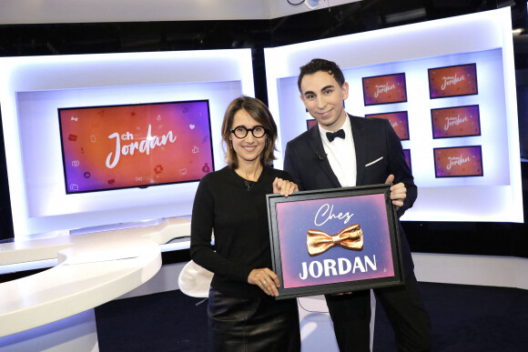 Exclusif - Alexia Laroche-Joubert - Jordan de Luxe pose avec ses invités de l'émission "Chez Jordan" à Paris le 19 octobre 2022. © Cédric Perrin / Bestimage