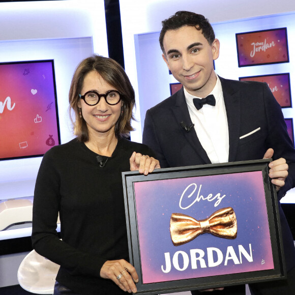 Exclusif - Alexia Laroche-Joubert - Jordan de Luxe pose avec ses invités de l'émission "Chez Jordan" à Paris le 19 octobre 2022. © Cédric Perrin / Bestimage