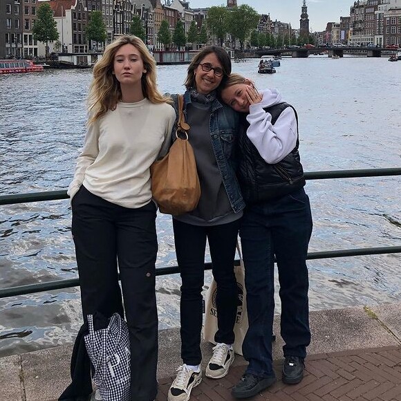 Alexia Laroche-Joubert avec ses filles Solveig et Isaure à Amsterdam.