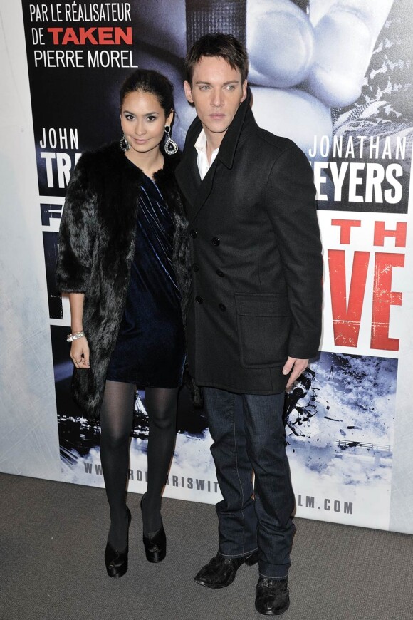 Jonathan Rhys-Meyers et sa femme Reena Hammer à l'occasion de l'avant-première de From Paris with Love, à l'UGC Normandie sur les Champs-Elysées, à Paris, le 11 février 2010.