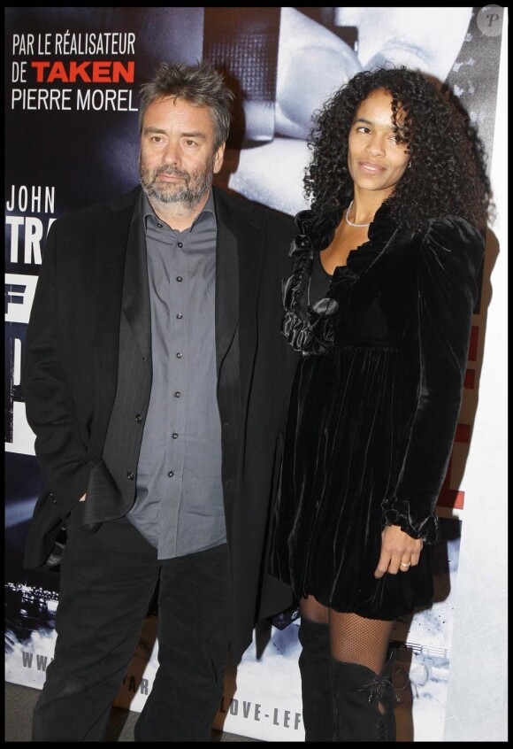 Luc Besson et sa femme la productrice Virginie Sylla à l'occasion de l'avant-première de From Paris with Love, à l'UGC Normandie sur les Champs-Elysées, à Paris, le 11 février 2010.