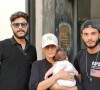 Photo de la veuve de Daniel Levi, Sandrine, avec leur fille Nessyel, et les deux garçons du chanteur, Abel et Rephaël.