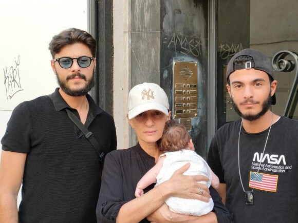 Photo de la veuve de Daniel Levi, Sandrine, avec leur fille Nessyel, et les deux garçons du chanteur, Abel et Rephaël.