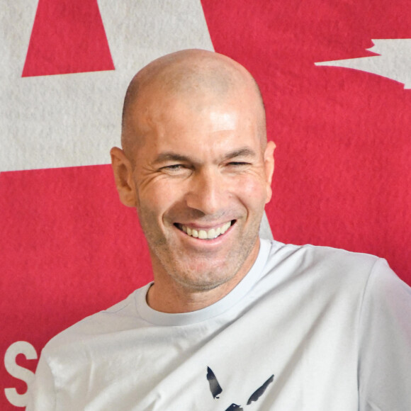 Zinedine Zidane lors de la lecture de la dictée ELA aux élèves de la 6ème F du collège Henri Barnier à Marseille le 18 octobre 2022. Le texte de la dictée 2022 est de Mohamed Mbougar SARR, "L'étoile qui n'avait pas sommeil", lauréat du Prix Goncourt 2021.