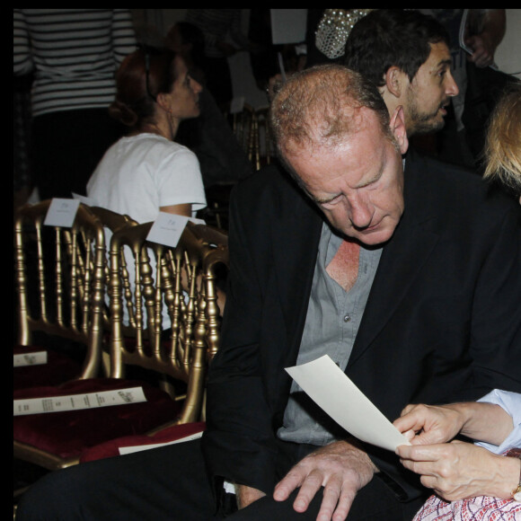 Miou Miou et son compagnon Jean Teulé au défilé Jean-Paul Gaultier prêt à porter à Paris le 1er octobre 2011