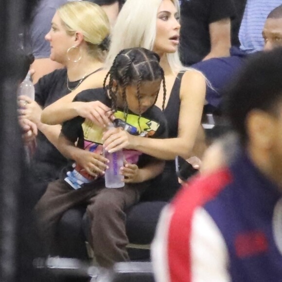 Kim Kardashian et Kanye West assistent, séparément, au match de basketball de leur fille North à Los Angeles, le 21 octobre 2022. 