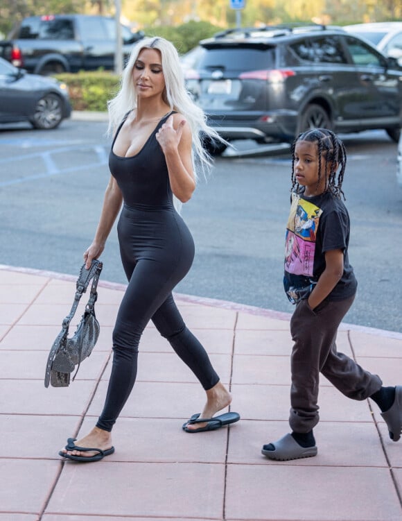 Kim Kardashian avec ses enfants, arrive pour assister à un match de basketball de sa fille North à Los Angeles, le 21 octobre 2022.
