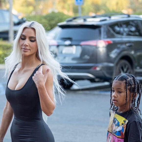 Kim Kardashian avec ses enfants, arrive pour assister à un match de basketball de sa fille North à Los Angeles, le 21 octobre 2022.