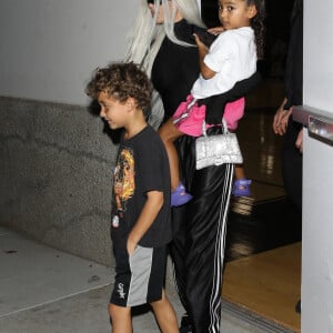 Kim Kardashian et ses enfants à la sortie du match de basket de sa fille North au Sports Academy center à Thousand Oaks, Los Angeles, Californie, Etats-Unis, le 14 octobre 2022.