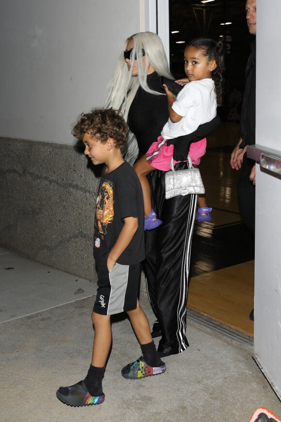 Kim Kardashian et ses enfants à la sortie du match de basket de sa fille North au Sports Academy center à Thousand Oaks, Los Angeles, Californie, Etats-Unis, le 14 octobre 2022.