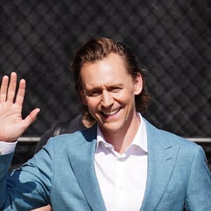 Tom Hiddleston arrive à l'enregistrement de l'émission "Jimmy Kimmel Live" à Los Angeles, le 23 mai 2022.