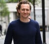 Tom Hiddleston à la sortie des studios de la BBC à Londres, le 11 mai 2022.