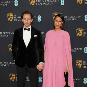 Tom Hiddleston avec sa compagne Zawe Ashton - Photocall de la cérémonie des BAFTA 2022 (British Academy Film Awards) au Royal Albert Hall à Londres le 13 mars 2022.