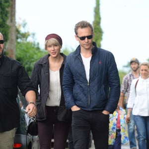Taylor Swift et son nouveau compagnon Tom Hiddleston se promènent sur la plage de Suffolk, le 26 juin 2016.