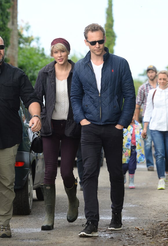 Taylor Swift et son nouveau compagnon Tom Hiddleston se promènent sur la plage de Suffolk, le 26 juin 2016.