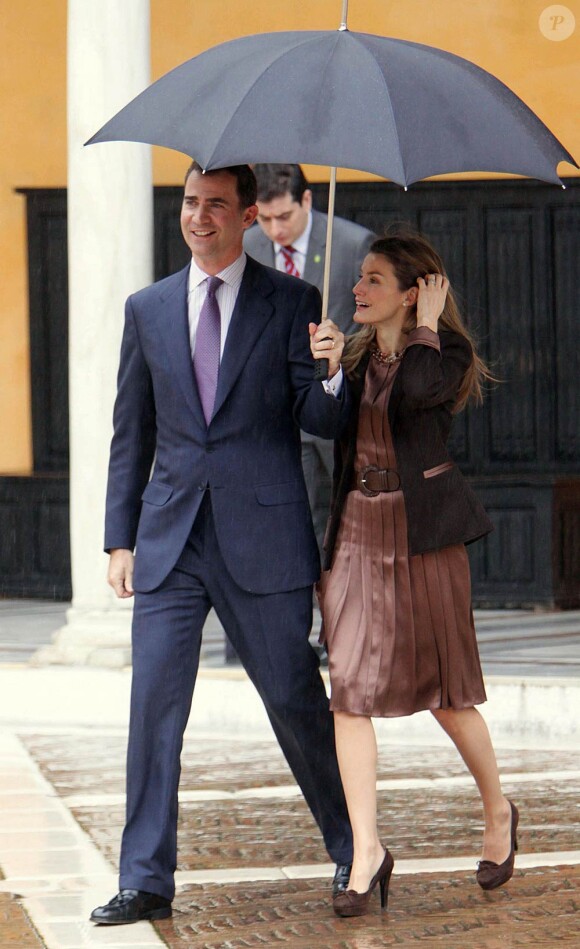 Le prince Felipe et la princesse Letizia d'Espagne lors de la présentation par le prince de Girone de sa fondation à Séville le 12 février 2010