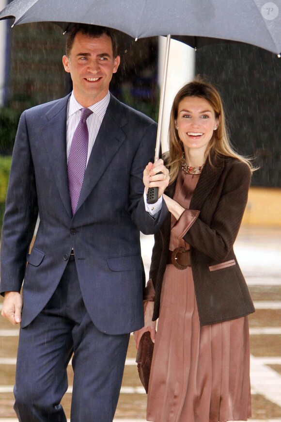 Le prince Felipe et la princesse Letizia d'Espagne lors de la présentation par le prince de Girone de sa fondation à Séville le 12 février 2010