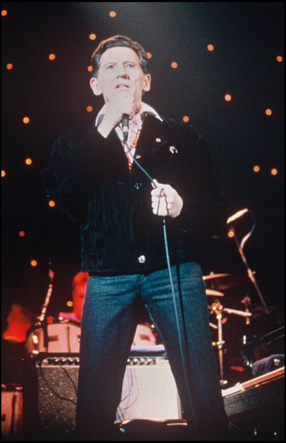 Jerry Lee Lewis sur scène lors d'un concert.