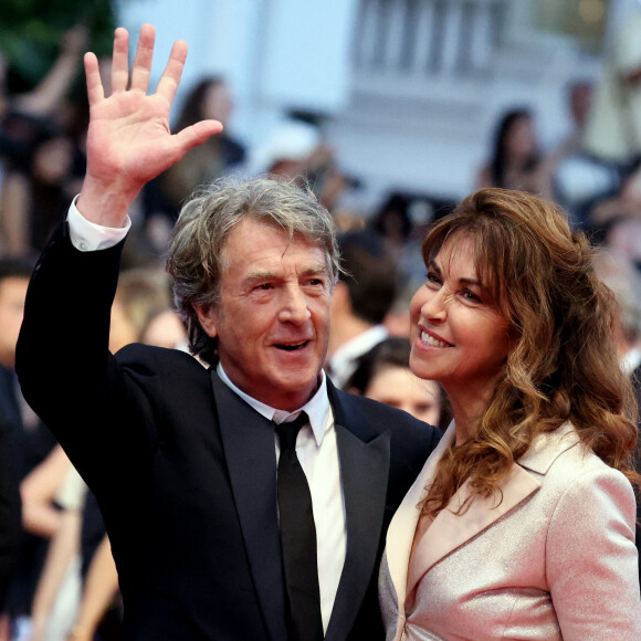 François Cluzet et sa femme Narjiss Slaoui-Falcoz - Montée des marches du film "Mascarade" lors du 75ème Festival International du Film de Cannes. Le 27 mai 2022 © Dominique Jacovides / Bestimage 