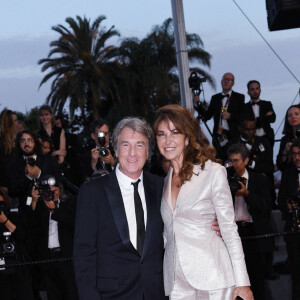 François Cluzet et sa femme Narjiss Slaoui-Falcoz à la montée des marches du film "Mascarade" lors du 75ème Festival International du Film de Cannes, France, le 27 mai 2022. © Rachid Bellak/Bestimage 