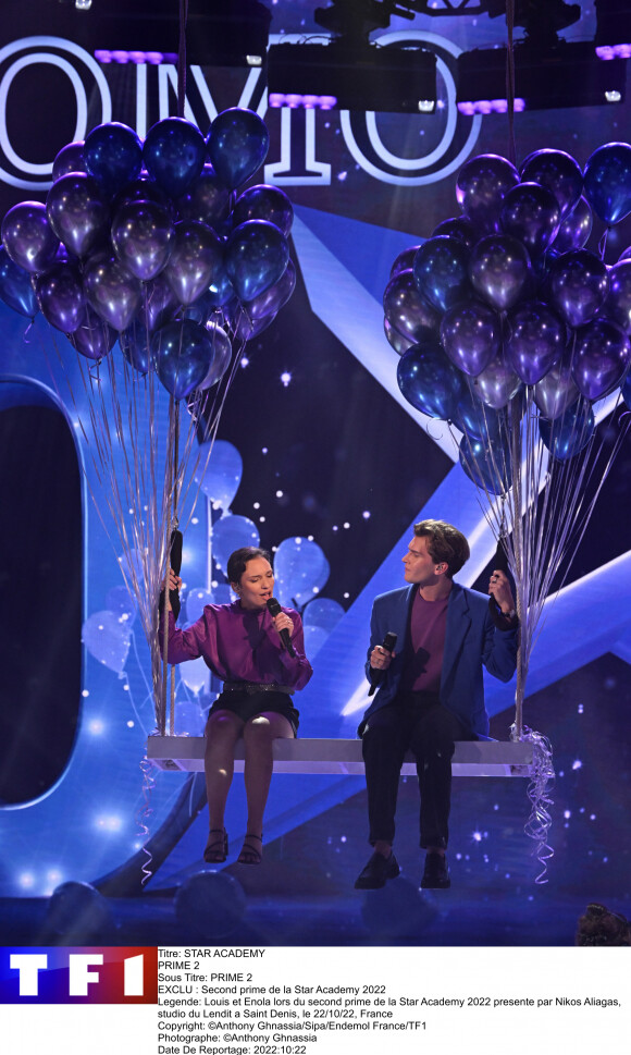 Enola et Louis chantant lors d'un prime de la "Star Academy".