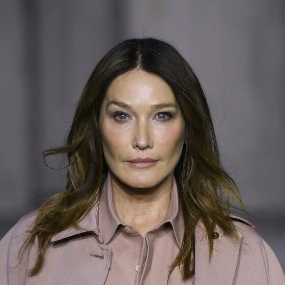 Carla Bruni-Sarkozy défile sur le podium du défilé de mode Tod's Prêt-à-porter printemps/été 2023 lors de la Fashion Week de Milan, Italie, le 23 septembre 2022. 