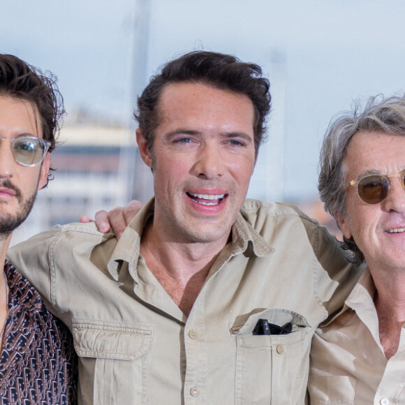 Pierre Niney, le réalisateur Nicolas Bedos et François Cluzet au photocall de "Mascarade" lors du 75ème Festival International du Film de Cannes, le 28 mai 2022. © Olivier Borde / Bestimage 