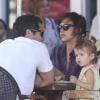 Jessica Alba, son mari Cash Warren et leur fille Honor ont déjeuné chez Paul à Miami le 6 février 2010.