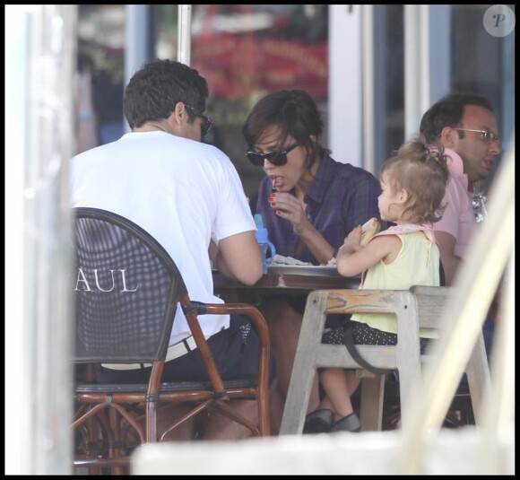 Jessica Alba, son mari Cash Warren et leur fille Honor ont déjeuné chez Paul à Miami le 6 février 2010.