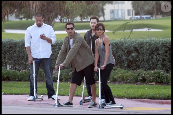 Après avoir déjeuné chez Paul, Jessica Alba, son mari Cash Warren et leur fille Honor rejoignent Joel Madden et des amis pour faire de la trotinette à Miami le 6 février 2010.