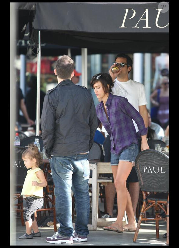 Jessica Alba, son mari Cash Warren et leur fille Honor ont déjeuné chez Paul à Miami le 6 février 2010.