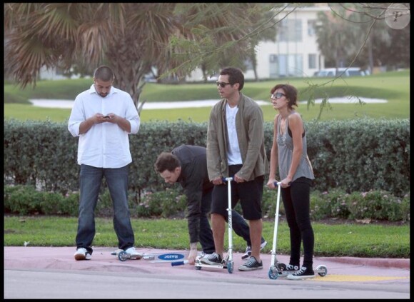 Après avoir déjeuné chez Paul, Jessica Alba, son mari Cash Warren et leur fille Honor rejoignent Joel Madden et des amis pour faire de la trotinette à Miami le 6 février 2010.