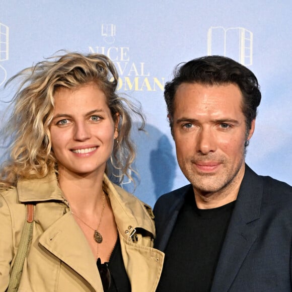 Nicolas Bedos et sa compagne Pauline Desmonts au photocall de la soirée du 8 octobre lors de la 4ème édition du festival Cinéroman à Nice. © Bruno Bebert / Bestimage 