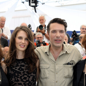 Emmanuelle Devos, Marine Vacth, le réalisateur Nicolas Bedos et Laura Morante au photocall de "Mascarade" lors du 75ème Festival International du Film de Cannes, le 28 mai 2022. © Dominique Jacovides / Bestimage