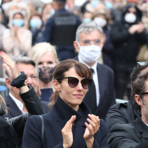 Nicolas Bedos, Doria Tillier - Sorties - Hommage à Guy Bedos en l'église de Saint-Germain-des-Prés à Paris le 4 juin 2020.