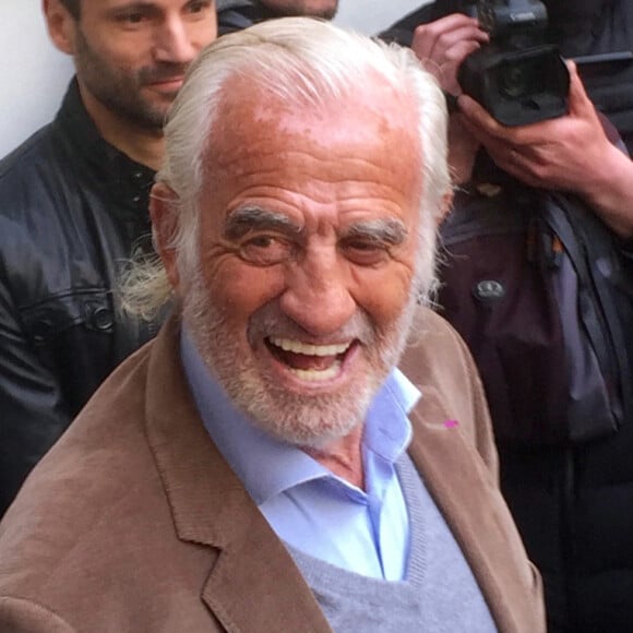 Exclusif - Prix spécial - no web L'acteur Jean-Paul Belmondo à fêté son anniversaire (83 ans) avec ses fans dans la cour de son immeuble de la rue des Saint-Père à Paris (comme tous les ans ses fans viennent lui offrir un cadeau à son domicile). Étaient présents sa fille Stella, son ex-femme Natty, son ami cascadeur Rémy Julienne. Il a eu le droit à un magnifique gâteau créé pour cette occasion par le pâtissier-chocolatier Eric Thévenot qui à choisi le thème d'un des film de Jean-Paul "L'As des As". © Sébastien Valiela / Bestimage 