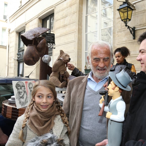 Exclusif - Prix spécial - no web Jean-Paul belmondo et sa fille Stella - L'acteur Jean-Paul Belmondo à fêté son anniversaire (83 ans) avec ses fans dans la cour de son immeuble de la rue des Saint-Père à Paris (comme tous les ans ses fans viennent lui offrir un cadeau à son domicile). Étaient présents sa fille Stella, son ex-femme Natty, son ami cascadeur Rémy Julienne. Il a eu le droit à un magnifique gâteau créé pour cette occasion par le pâtissier-chocolatier Eric Thévenot qui à choisi le thème d'un des film de Jean-Paul "L'As des As". © Sébastien Valiela / Bestimage 