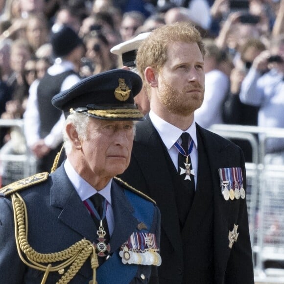 Le roi Charles III d'Angleterre, le prince Harry, duc de Sussex - Procession cérémonielle du cercueil de la reine Elisabeth II du palais de Buckingham à Westminster Hall à Londres.