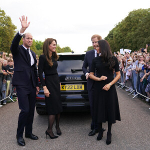 Kate Middleton, le prince William, le prince Harry et Meghan Markle se retrouvent enfin. Ils découvrent ensemble les hommages à la reine Elizabeth II après sa disparition. Le 10 septembre 2022 à Windsor