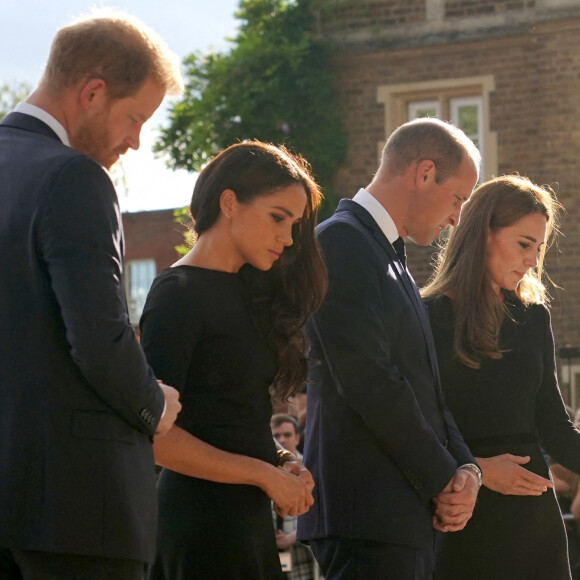 Kate Middleton, le prince William, le prince Harry et Meghan Markle se retrouvent enfin. Ils découvrent ensemble les hommages à la reine Elizabeth II après sa disparition. Le 10 septembre 2022 à Windsor